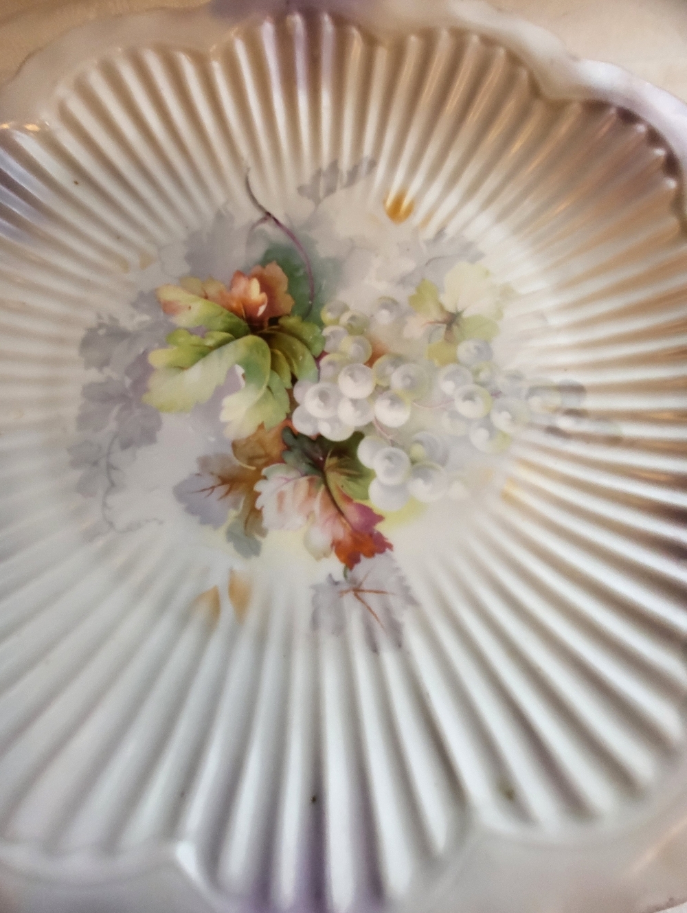 ANT. 1920s German Stamped Hand-Painted White Grapes 10 Inch Plate With Handles - Picture 4 of 13